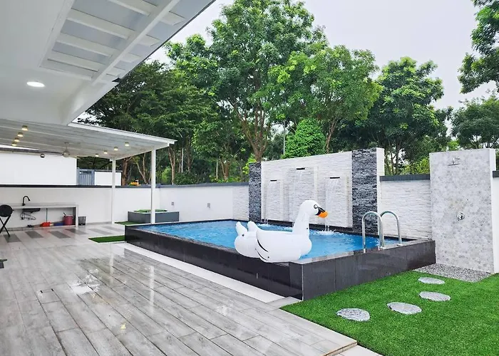 Desa Tebrau -- Poolside Paradise - 4Br4B - 12Pax By Cowidea