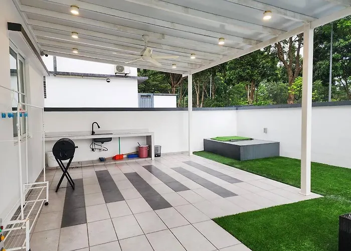 Desa Tebrau -- Poolside Paradise - 4Br4B - 12Pax By Cowidea