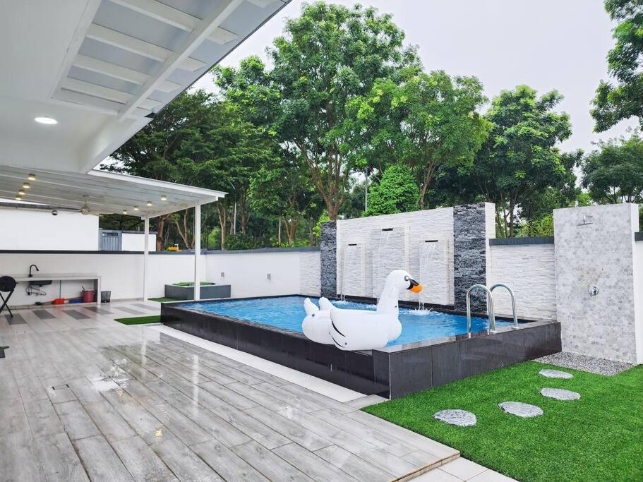 Desa Tebrau -- Poolside Paradise - 4br4b - 12pax By Cowidea Holiday home *