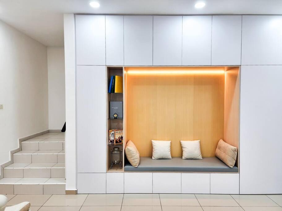 Desa Tebrau -- Poolside Paradise - 4br4b - 12pax By Cowidea Johor Bahru