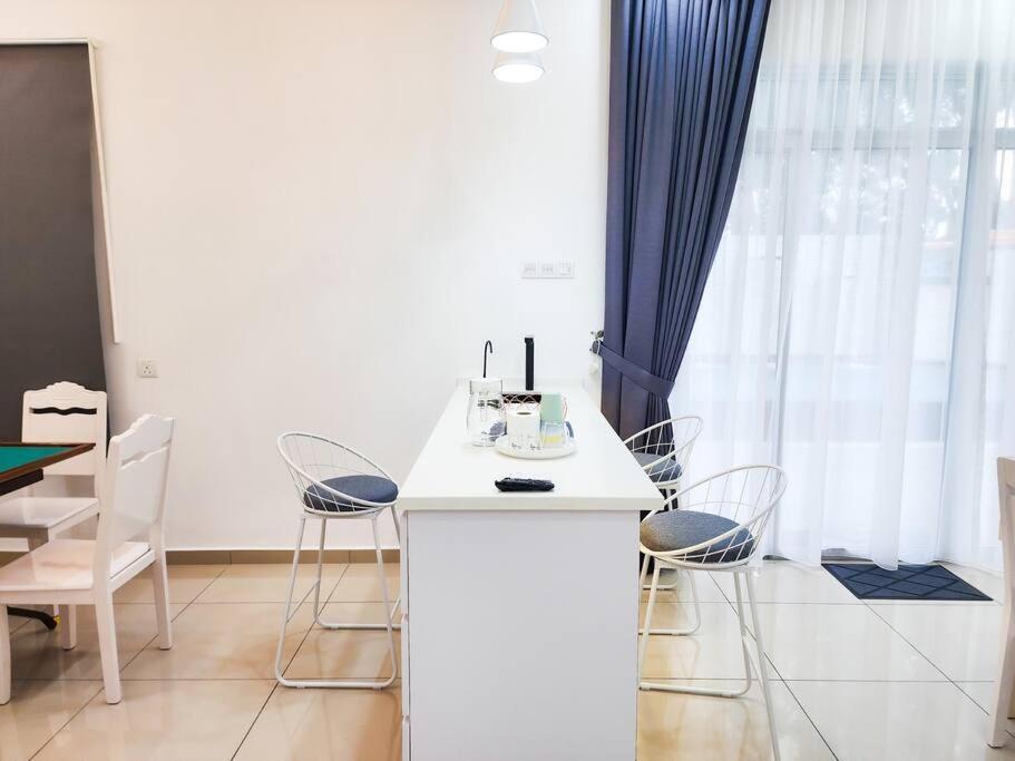 Holiday home Desa Tebrau -- Poolside Paradise - 4br4b - 12pax By Cowidea